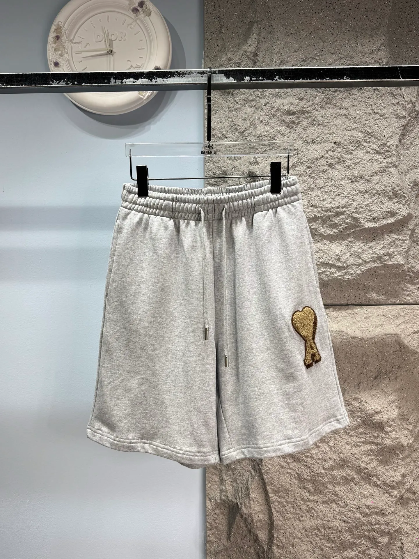 AMI* love logo‼ ️Shorts🩳® 🖤Ami Paris Spring and Summer Series shorts, made of 390g pure cotton tripe sweatshirt fabric, soft and comfortable, suitable for daily or sports wear. Loose fit + drawstring design, easy to adjust waistline, suitable for a variety of body shapes. The contrasting love heart embroidery on the left leg is very recognizable and has a perfect sense of fashion. Versatile is available in multiple colors. ⚠️Washing method: It is recommended to dry clean or wrap the reverse side in a laundry bag and quickly machine wash in cold water and dry naturally ⚠️